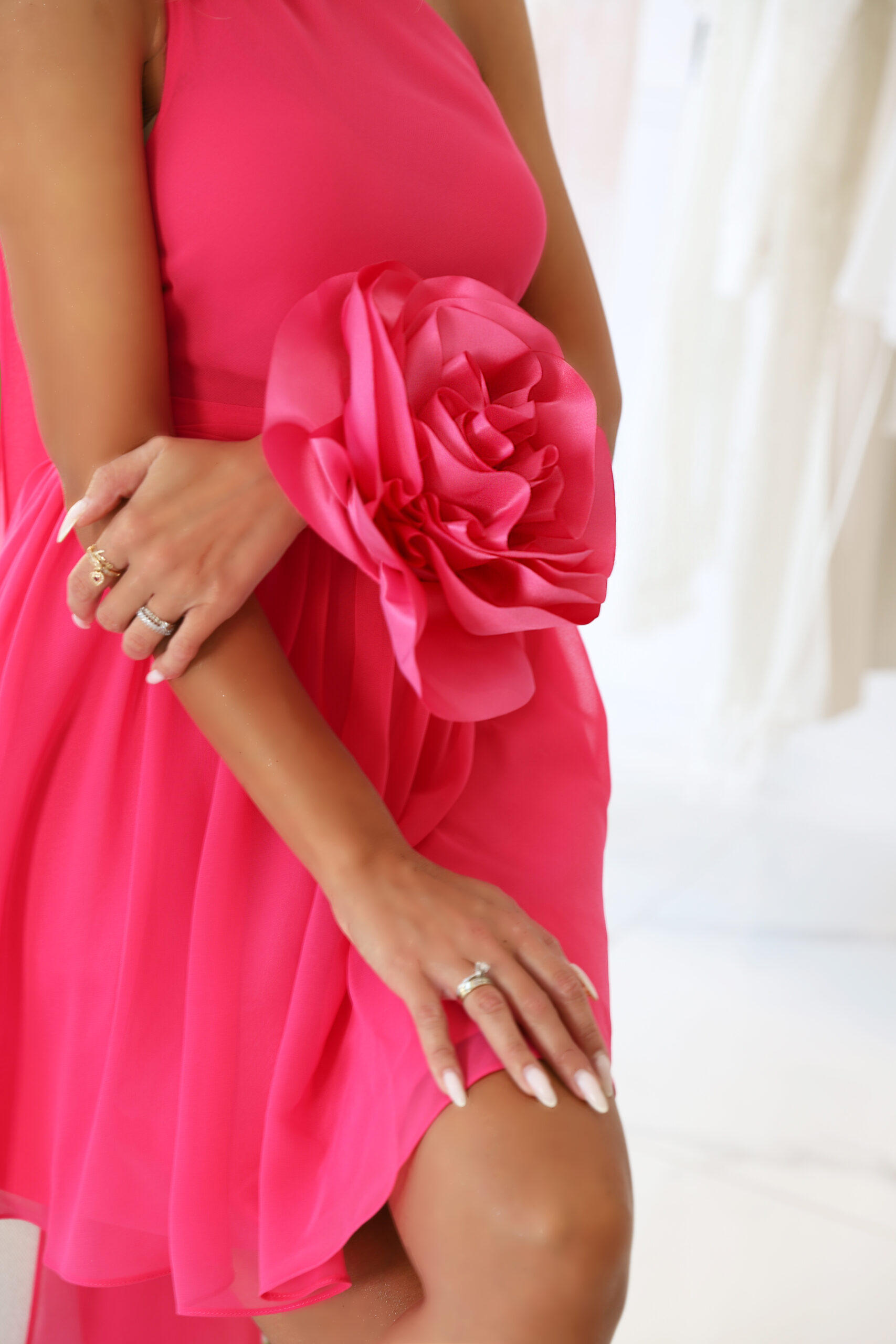 розова рокля, бонбонено розова рокля, рокля розова, рокля с роза, рокля с текстилна роза, рокля с цикламена роза, цикламена рокля, рокля барби, рокля като барби